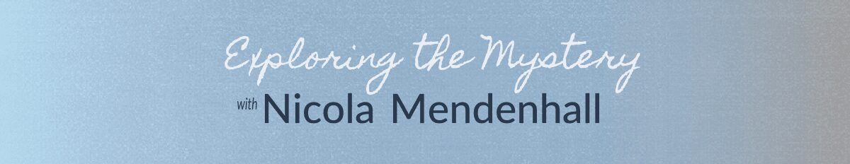 Partial text on a blue background featuring the name Paula Mendez.